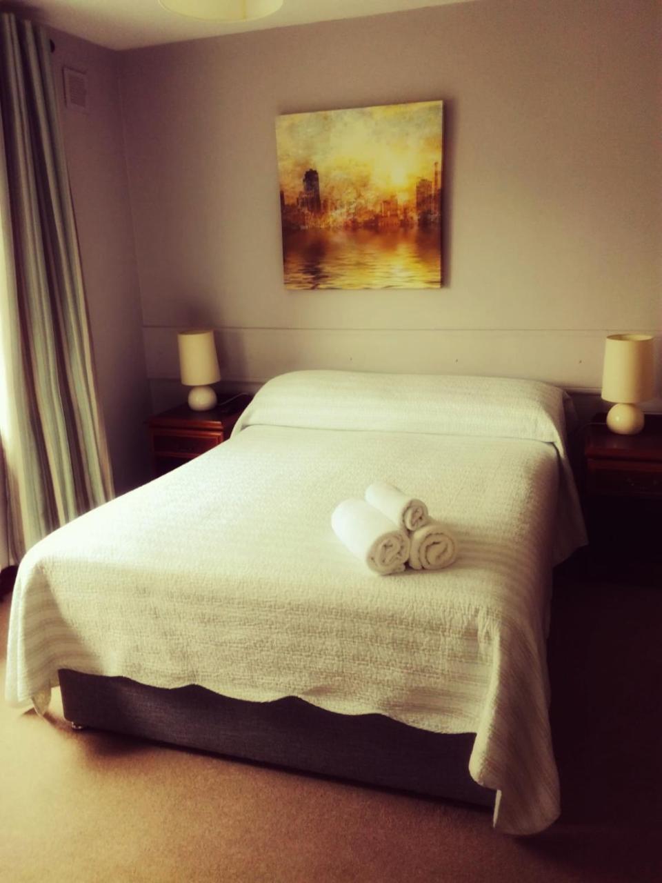 Amber Lodge Budget Accommodation กัลเวย์ ภายนอก รูปภาพ